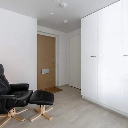 Spacious 1br Apt. Next To Naesijaervi | Sauna & Free Parking Apartmán Tampere