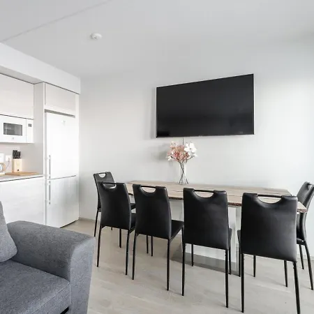 Spacious 1br Apt. Next To Naesijaervi | Sauna & Free Parking Apartmán *
