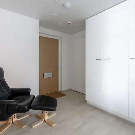 Spacious 1br Apt. Next To Naesijaervi | Sauna & Free Parking Apartmán *